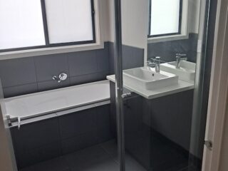 Moe-Bathroom